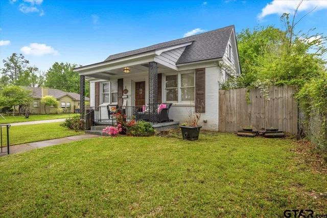 a view of a house with backyard porch and garden