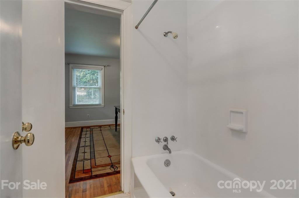 501 Dunham Road Gastonia, NC 28054 - Photo 18 of 38 a bathroom with a bathtub