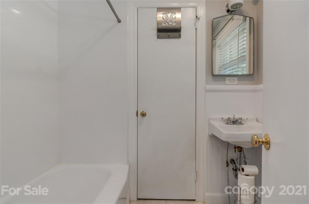 501 Dunham Road Gastonia, NC 28054 - Photo 19 of 38 a bathroom with a sink and mirror with bathtub