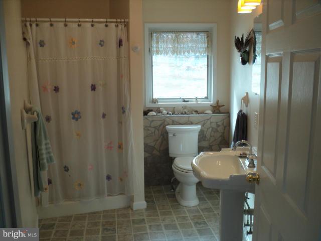 2511 River Road Shepherdstown, WV 25443 - Photo 22 of 29 Bath