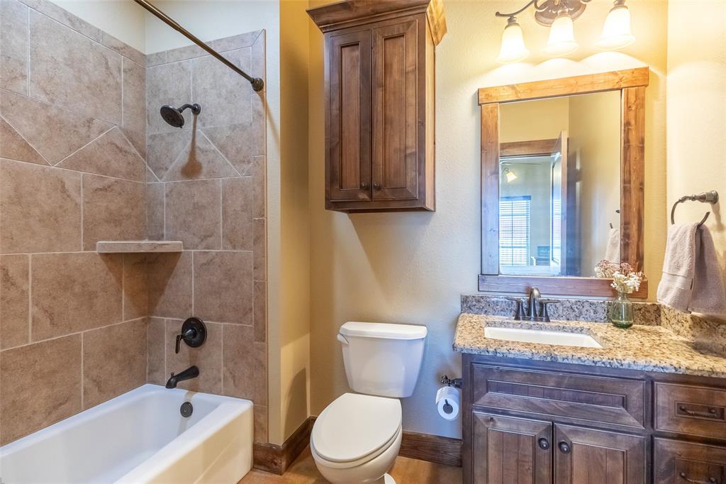 14600 Interstate 20 Roscoe, TX 79545 - Photo 27 of 40 Bedroom 3 Ensuite Bathroom