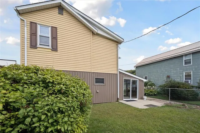a view of a house with backyard and garden