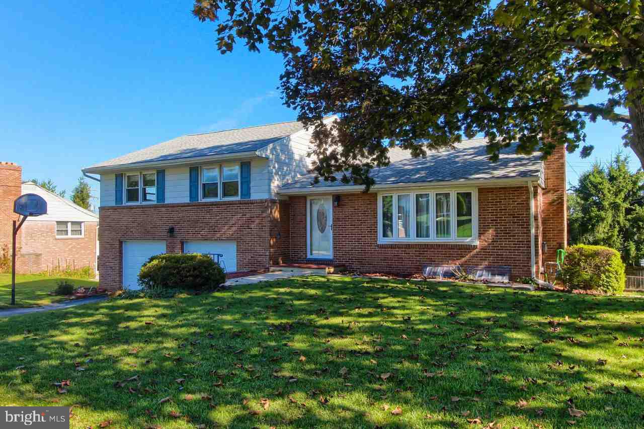 1733 Crescent Road York, PA 17403 - Photo 1 of 26