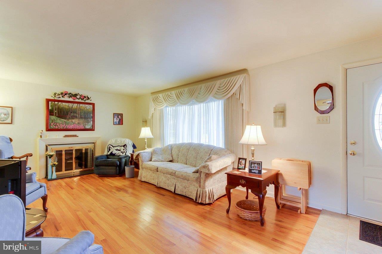 1733 Crescent Road York, PA 17403 - Photo 3 of 26