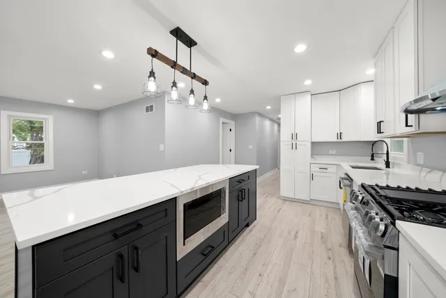 $418,300 | 3723 West 104th Street, Chicago, IL 60655