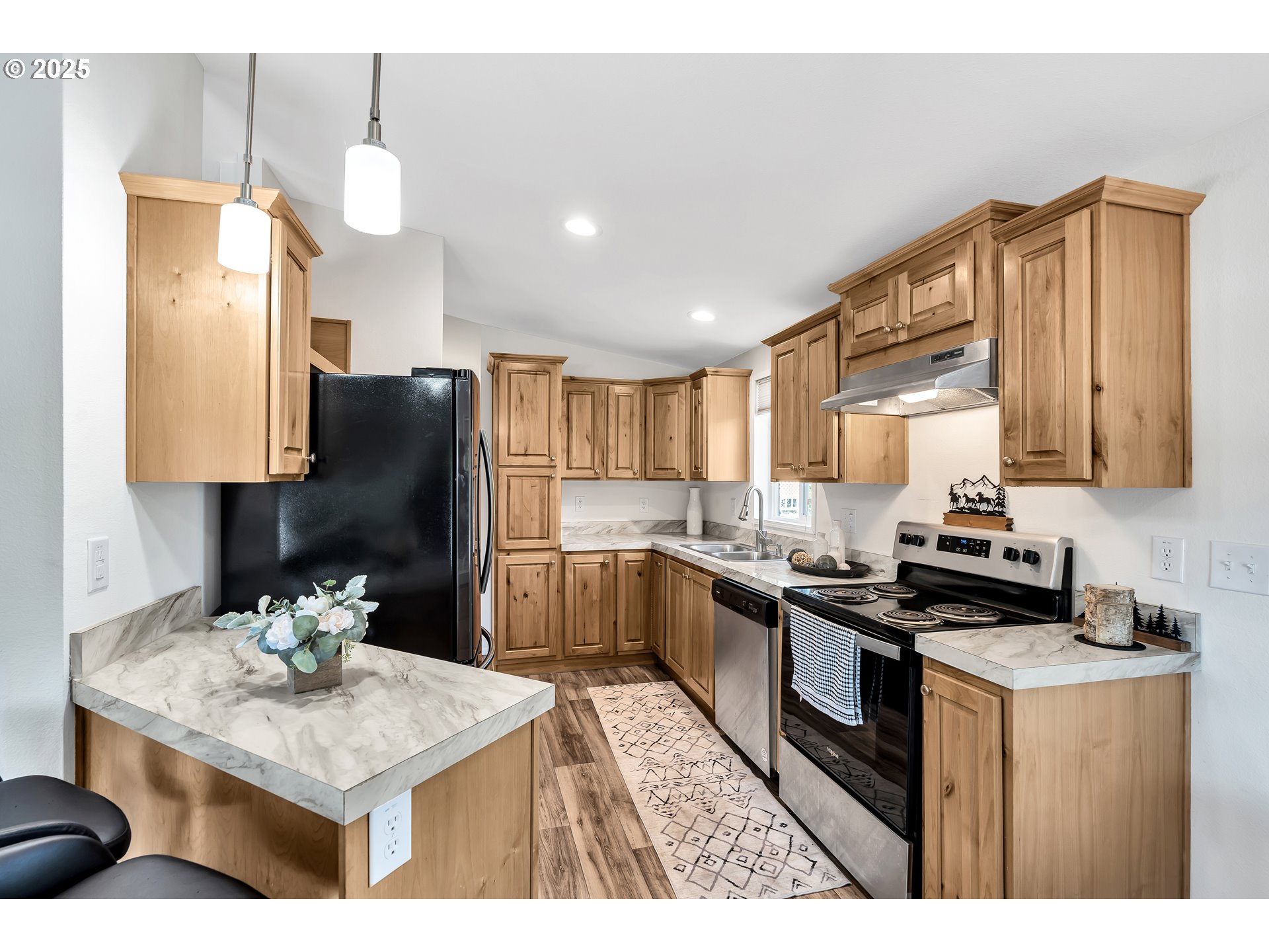 4915 Swegle Road Northeast, Unit 63 Salem, OR 97301 - Photo 11 of 36 a kitchen with a sink stove and refrigerator