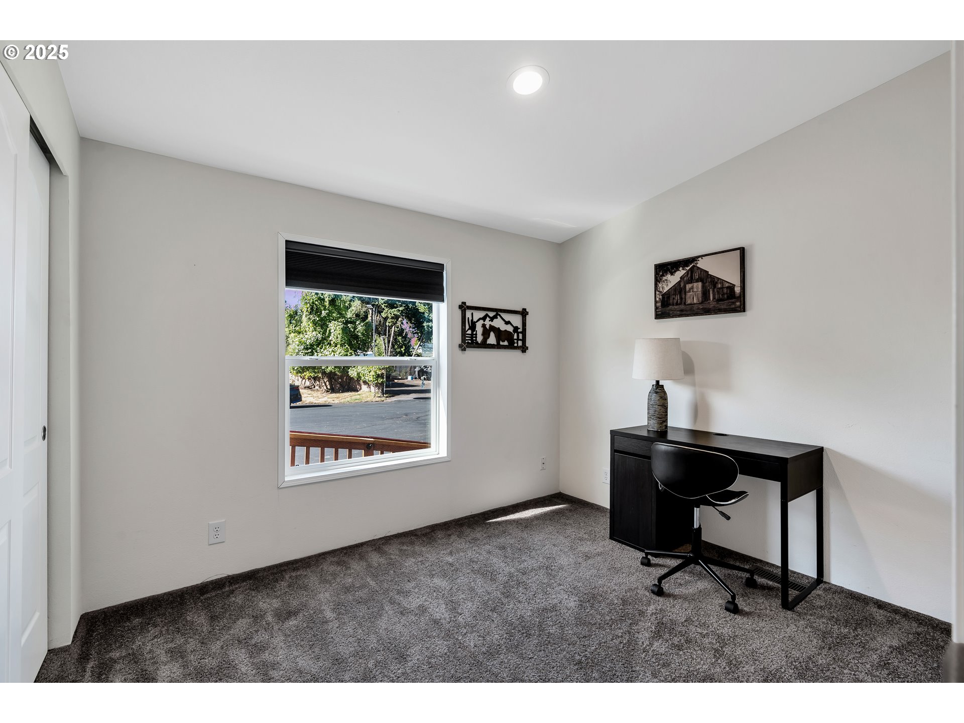 4915 Swegle Road Northeast, Unit 63 Salem, OR 97301 - Photo 17 of 36 a workspace with a window