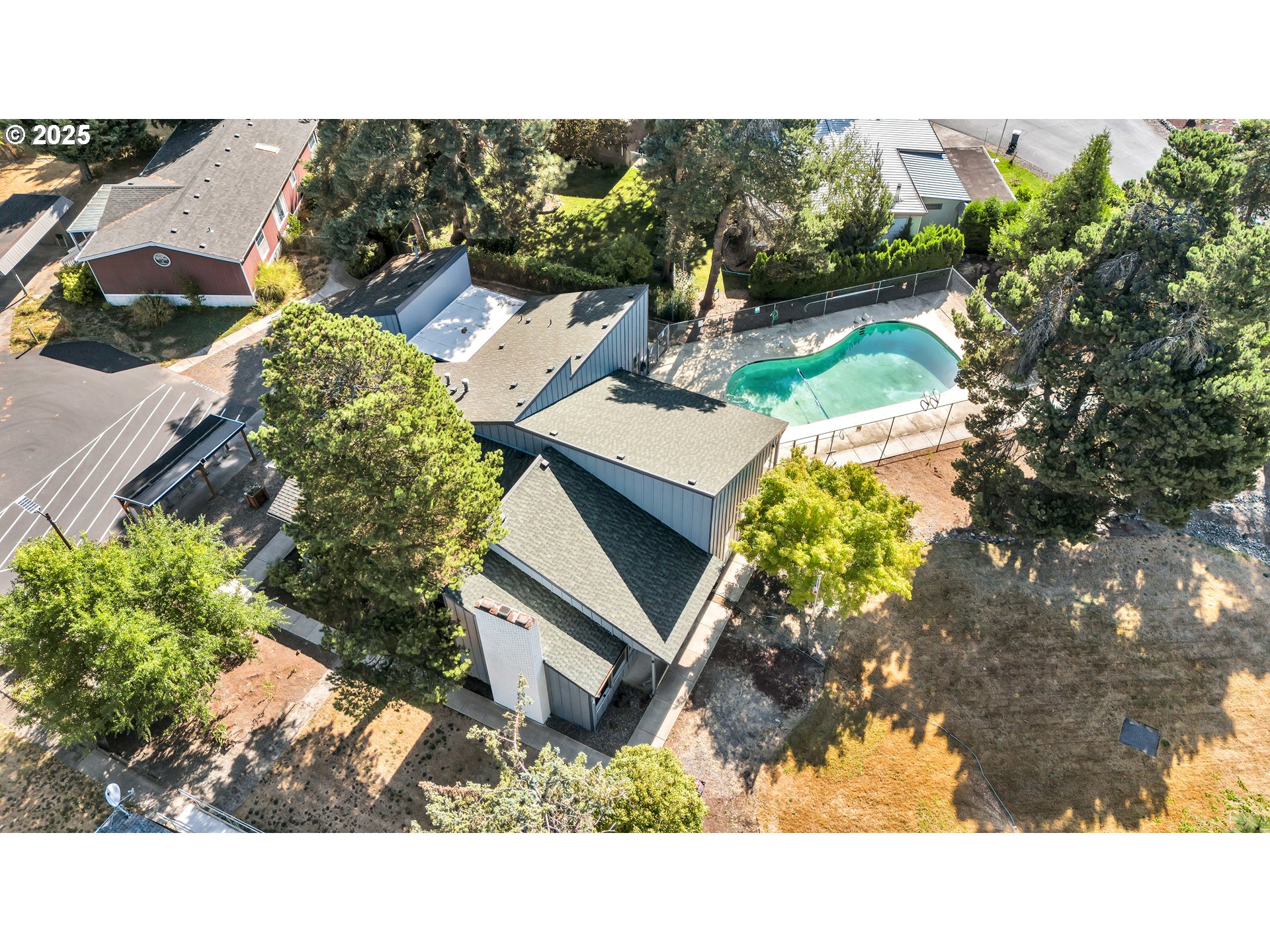 4915 Swegle Road Northeast, Unit 63 Salem, OR 97301 - Photo 31 of 36 a black and white photo of a house