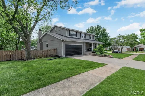 $525,000 | 11 Foxcliff Court, Ballwin, MO 63011