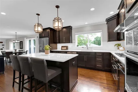 $525,000 | 11 Foxcliff Court, Ballwin, MO 63011