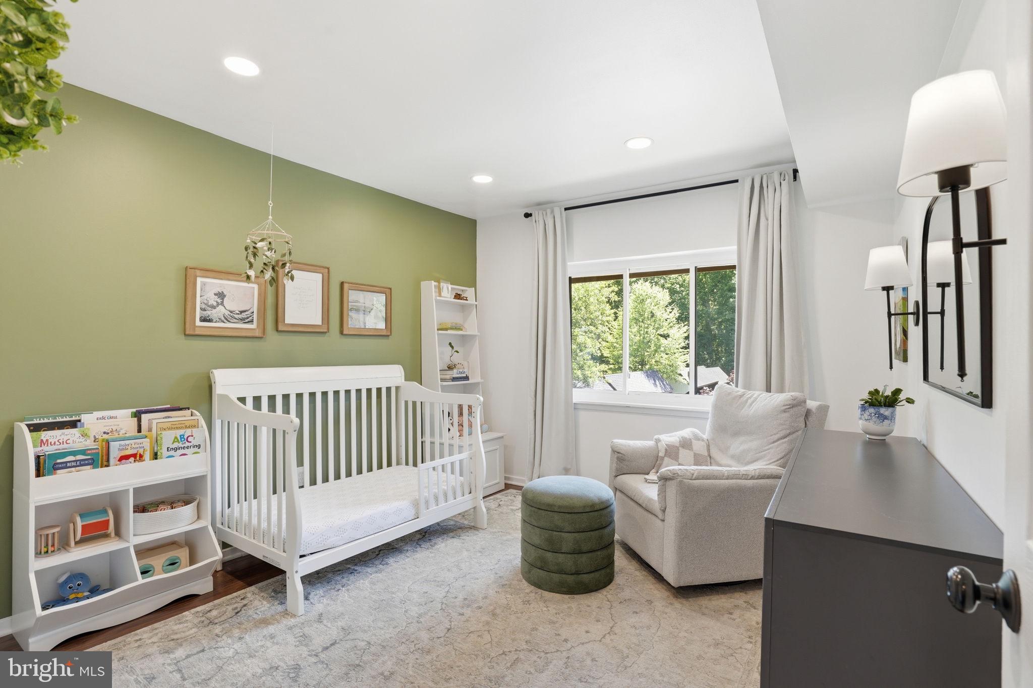1663 Parkcrest Circle, Unit 5B/300 Reston, VA 20190 - Photo 14 of 21 2nd bedroom