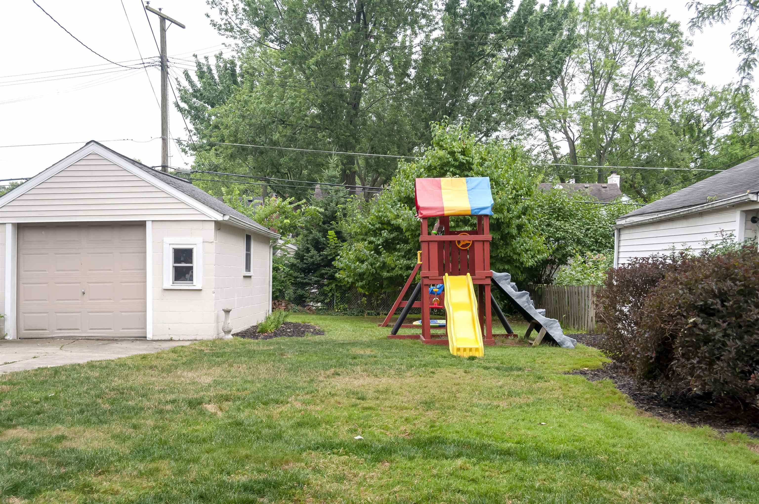 1891 Oxford Road Grosse Pointe, MI 48236 - Photo 31 of 34 50086280-30.JPG