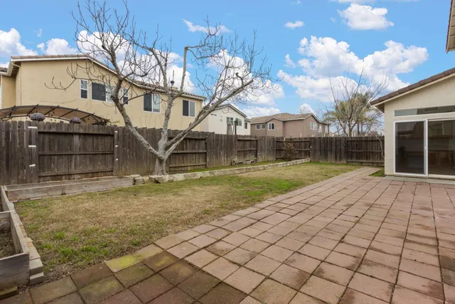 a view of a house with backyard