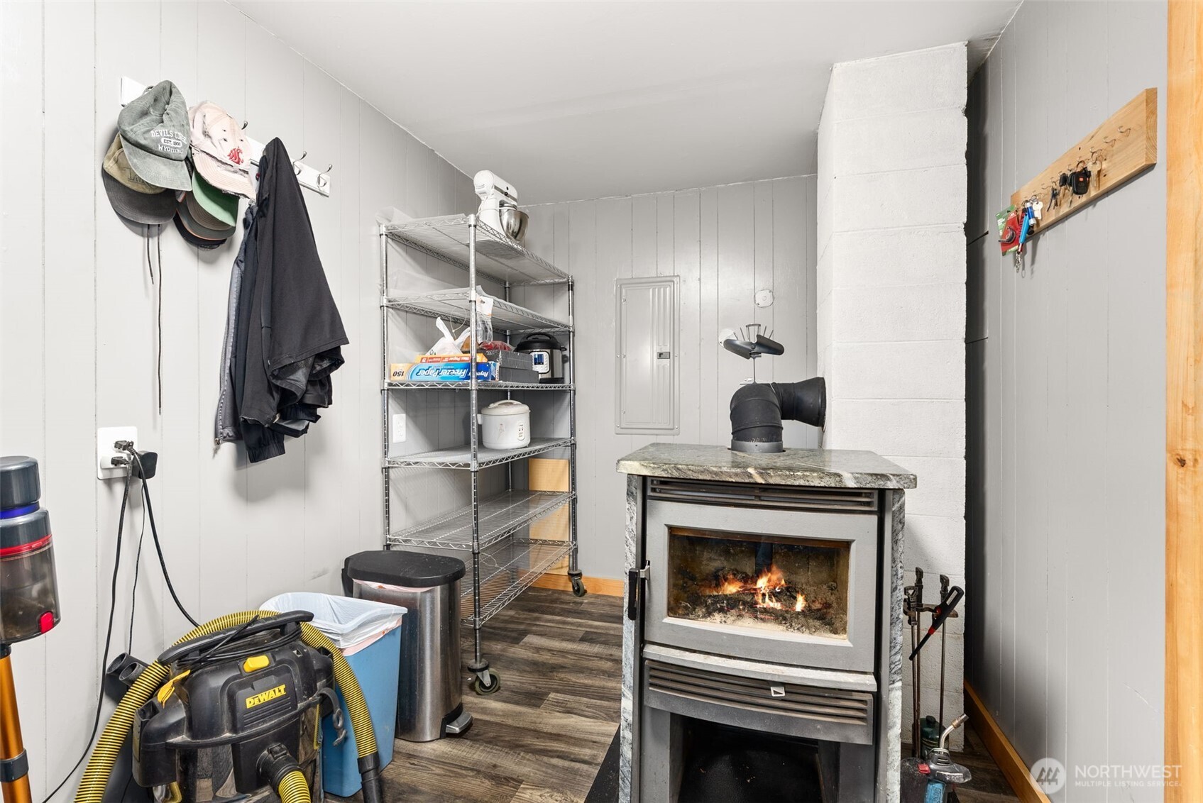 2434 Salzer Valley Road Centralia, WA 98531 - Photo 27 of 39 a living room with furniture and a fireplace