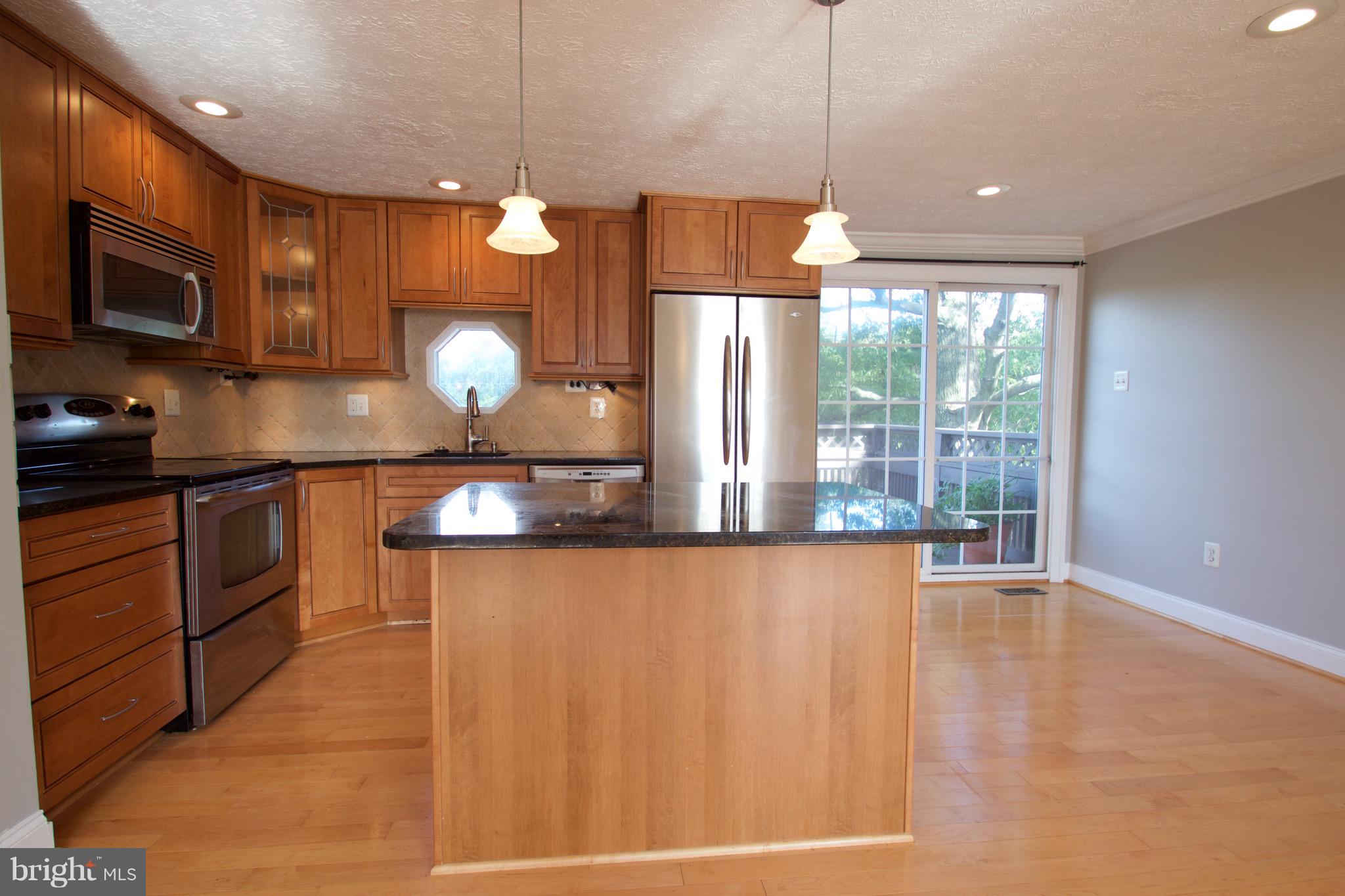 10 Box Circle Baltimore, MD 21221 - Photo 2 of 27 Upgraded kitchen cabinets with Granite Counters!