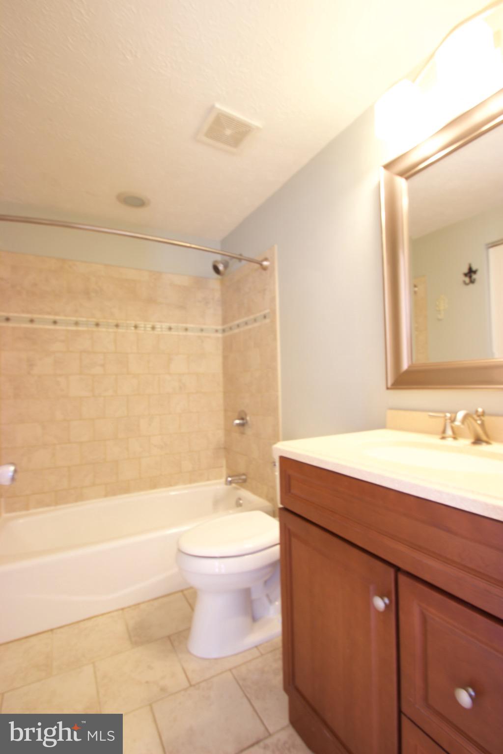10 Box Circle Baltimore, MD 21221 - Photo 6 of 27 Main level full bath