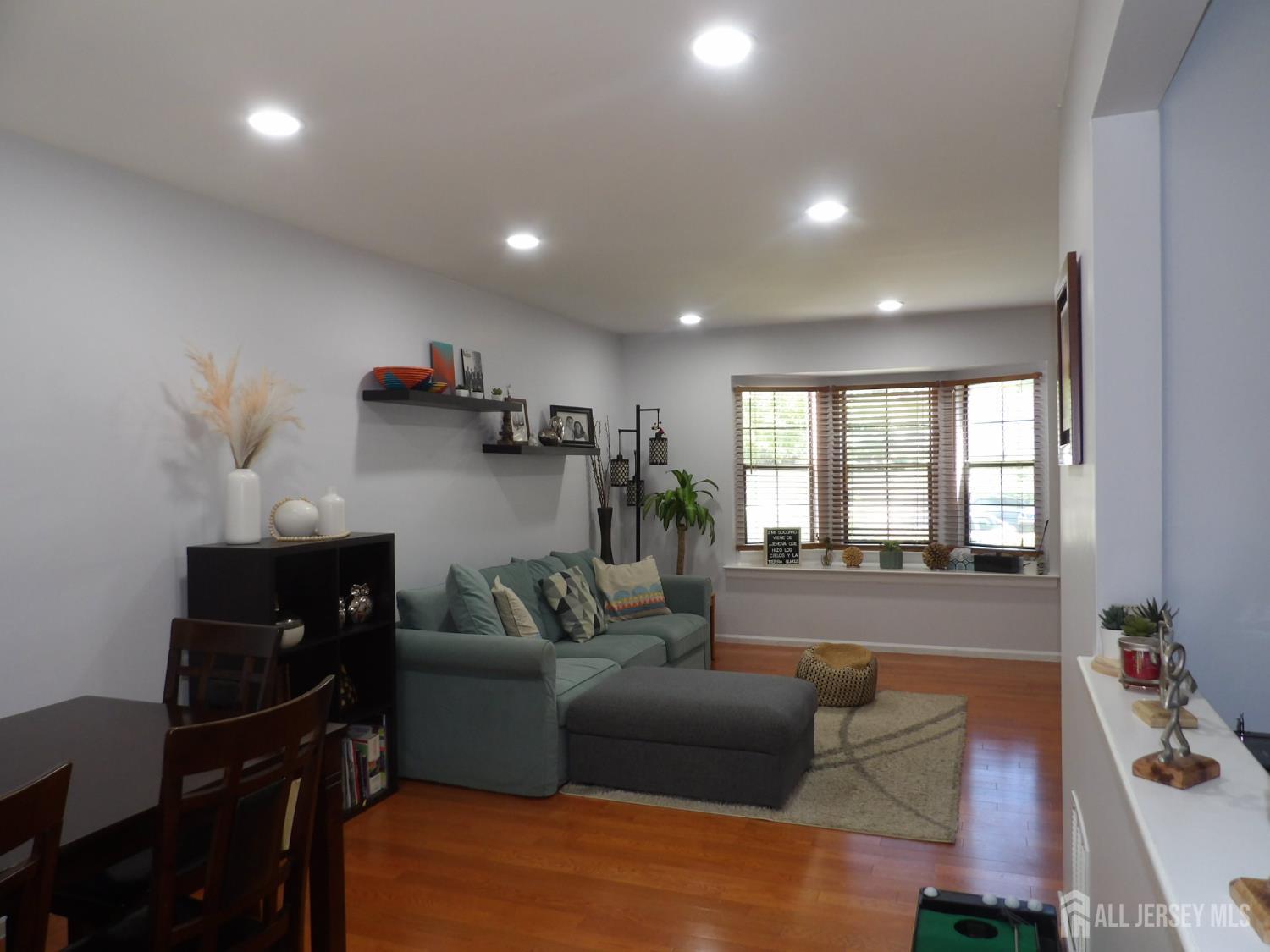 605 Timber Oaks Road Edison, NJ 08820 - Photo 10 of 43