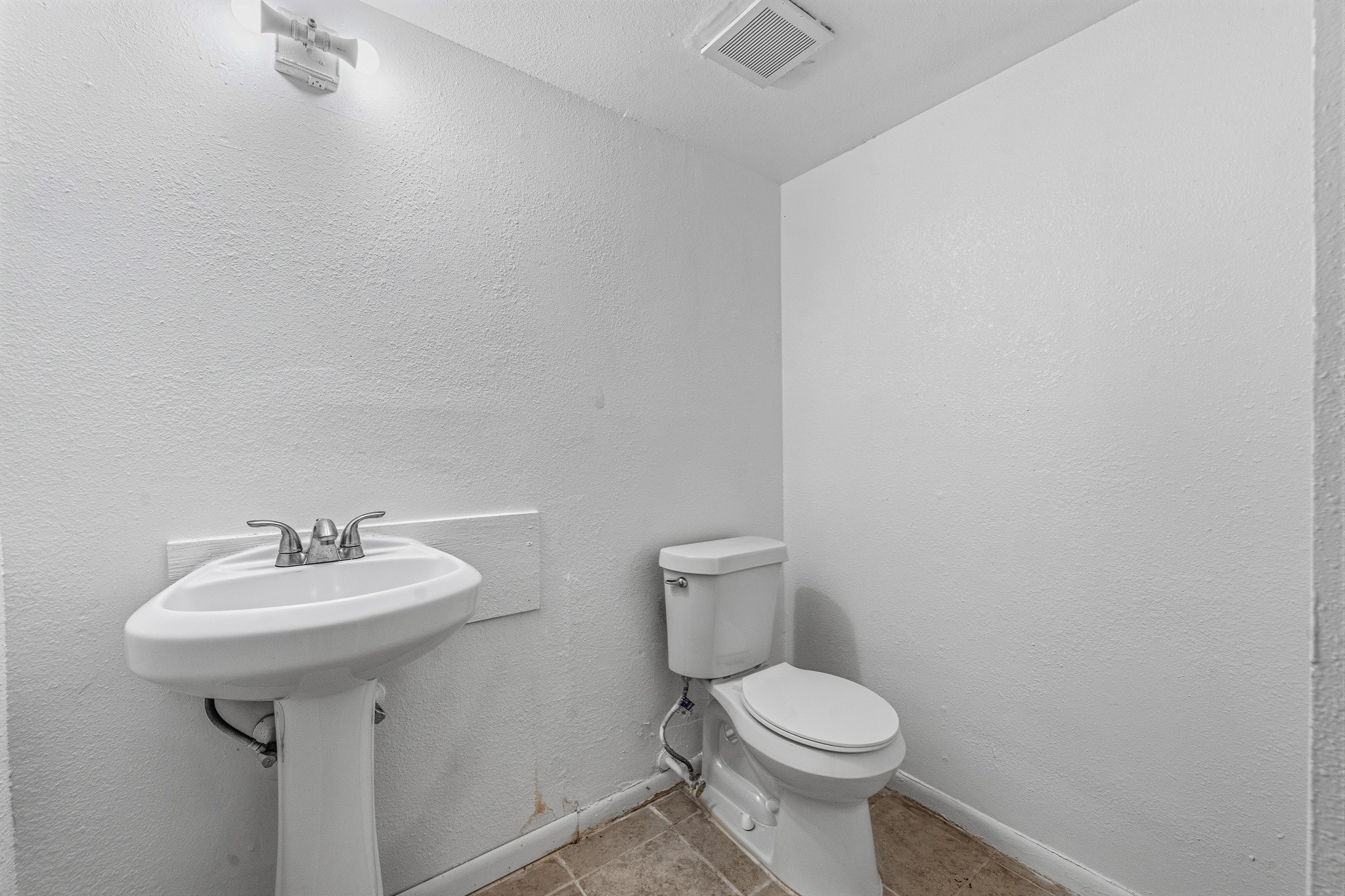 12054 Beechnut Street Houston, TX 77072 - Photo 3 of 21 a bathroom with a sink toilet