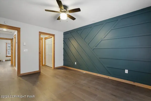 en empty room with closet and a ceiling fan