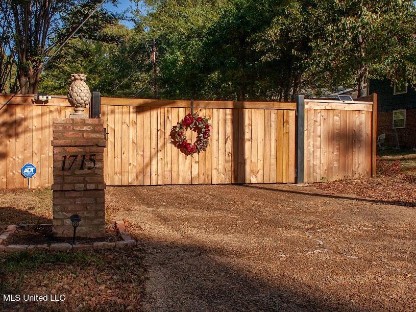 1715 Meadowbrook Road Jackson, MS 39211 - Photo 21 of 25 MBside of house