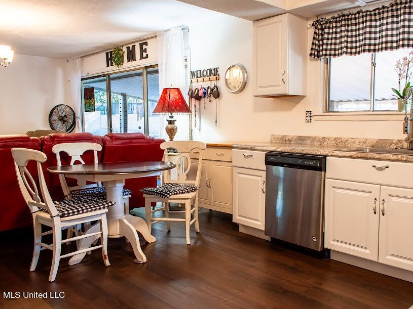 1715 Meadowbrook Road Jackson, MS 39211 - Photo 10 of 25 MBkitchen2