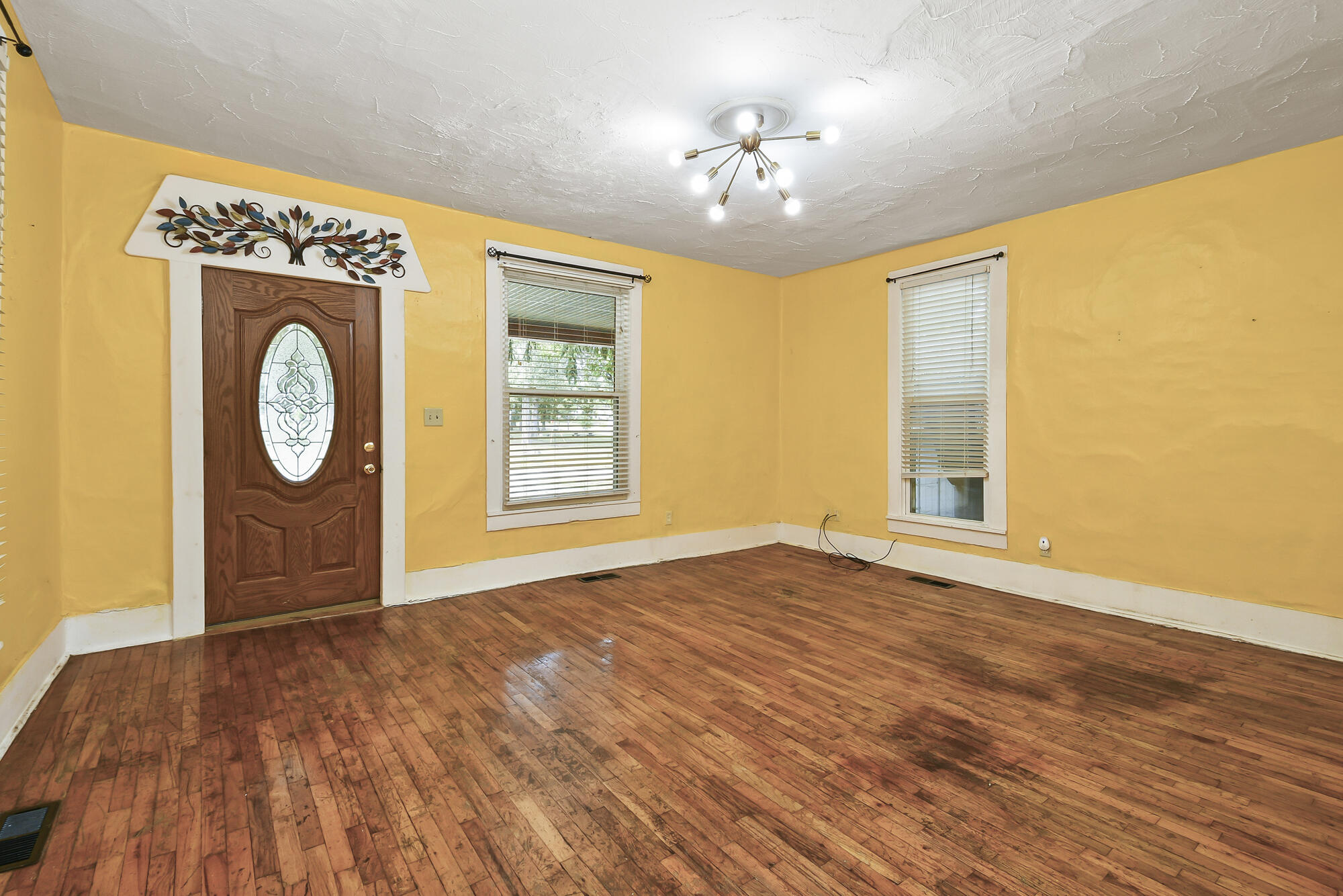 1908 North Robberson Avenue Springfield, MO 65803 - Photo 9 of 37 Living Room