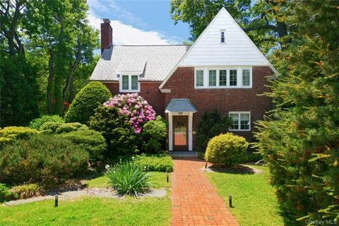 $1,849,000 | 10 Crescent Road, Port Washington, NY 11050