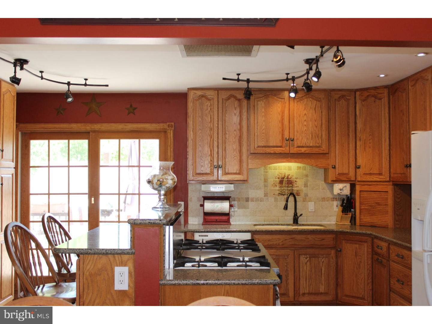 34 Illinois Road Pennsville, NJ 08070 - Photo 2 of 18 Kitchen
