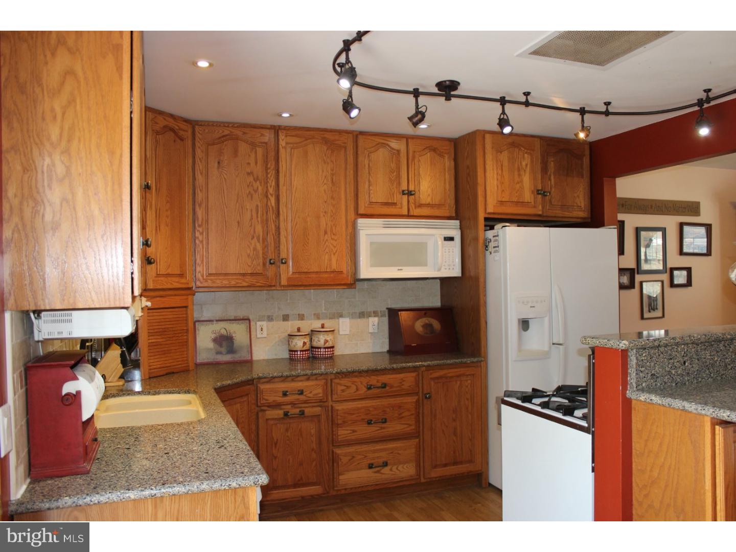 34 Illinois Road Pennsville, NJ 08070 - Photo 4 of 18 Kitchen