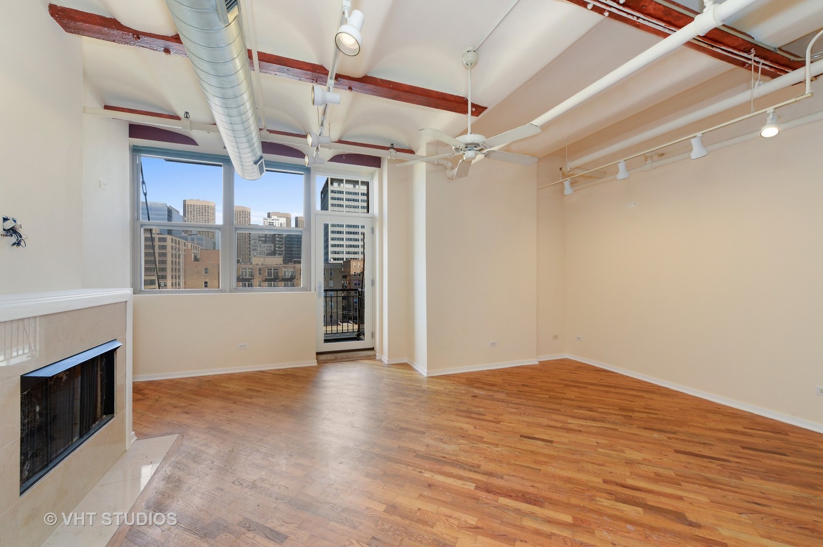 500 South Clinton Street, Unit 542 Chicago, IL 60607 - Photo 2 of 14 a view of entryway with wooden floor
