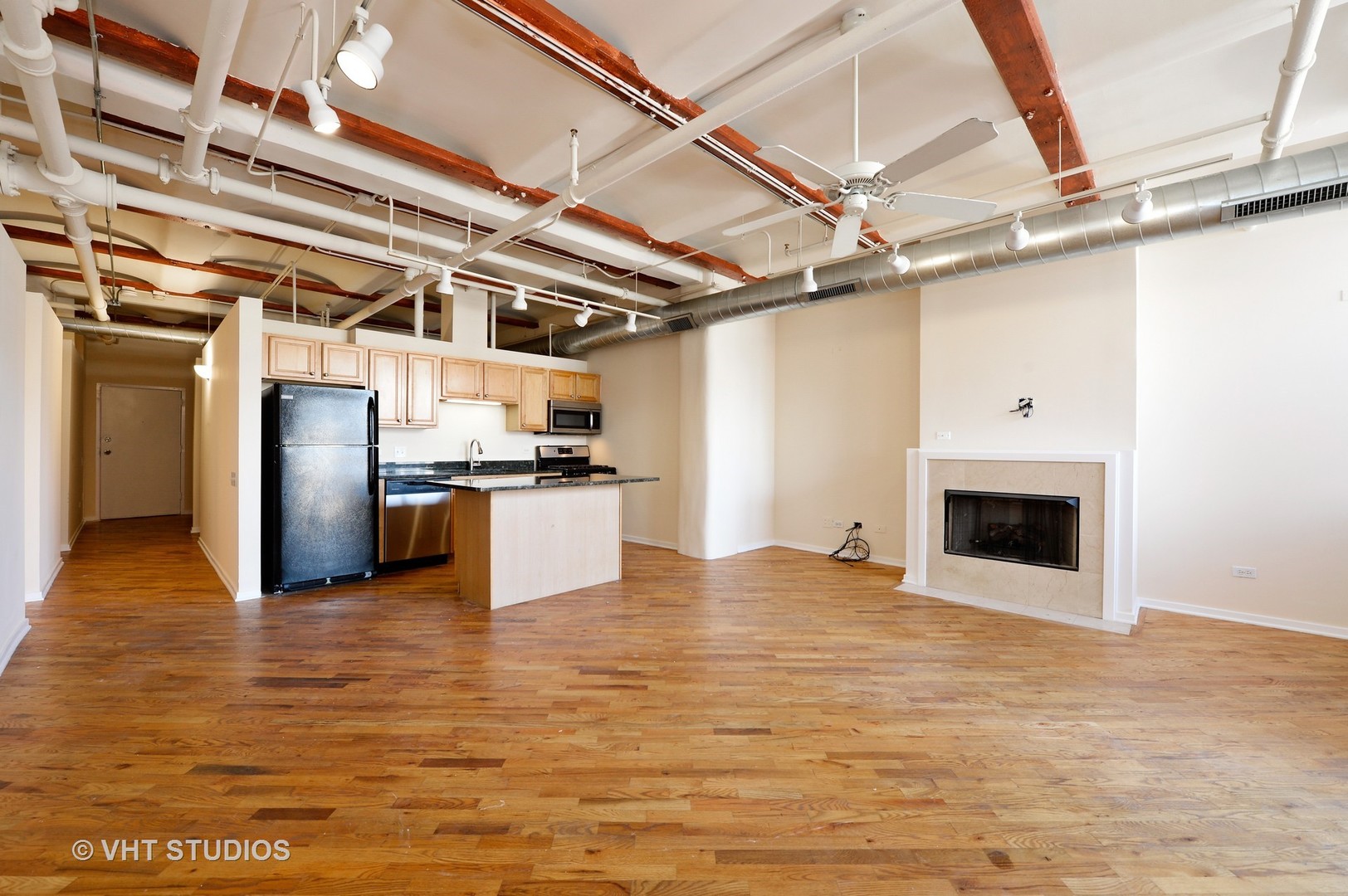 500 South Clinton Street, Unit 542 Chicago, IL 60607 - Photo 3 of 14 a view of an empty room with kitchen and a window