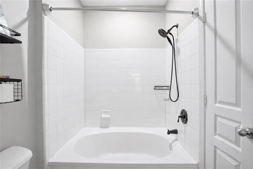 10 Perimeter Summit Boulevard, Unit 1204 Atlanta, GA 30319 - Photo 8 of 39 a bathroom with a bath tub with a shower