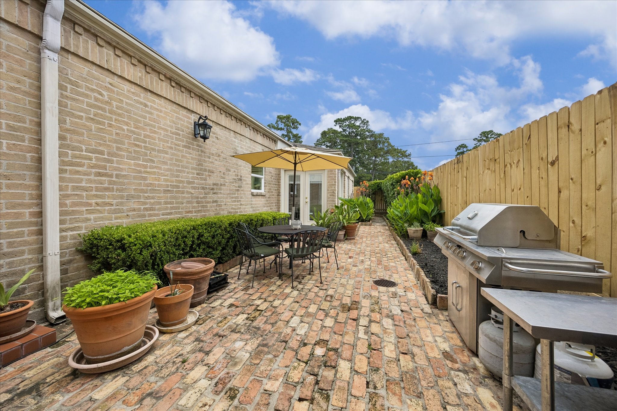 306 Gessner Road Bunker Hill Village, TX 77024 - Photo 35 of 41 Side patio with new fence and barbeque if you want it.