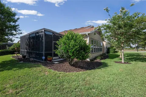 a view of a back yard