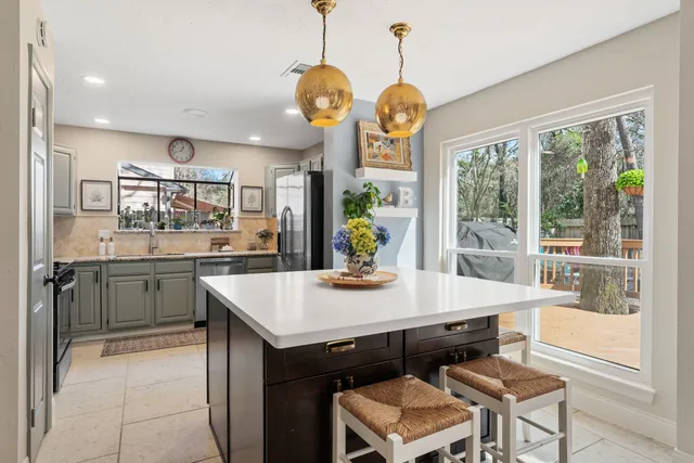 $3,000 | 115 East Pathfinders Circle, The Woodlands, TX 77381