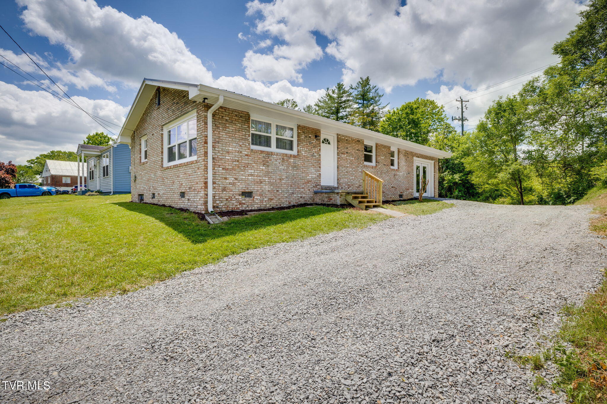 1321 Haga Road Kingsport, TN 37660 - Photo 2 of 31 002