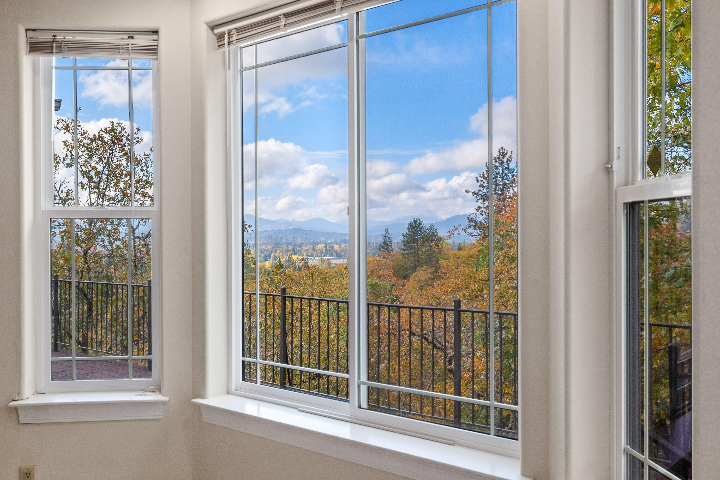 142 Northwest Native Run Loop Grants Pass, OR 97526 - Photo 26 of 48 Primary Bedroom Views