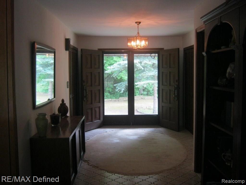 395 South Rochester Road Oakland, MI 48363 - Photo 4 of 23 Foyer 4 (1024x768).jpg