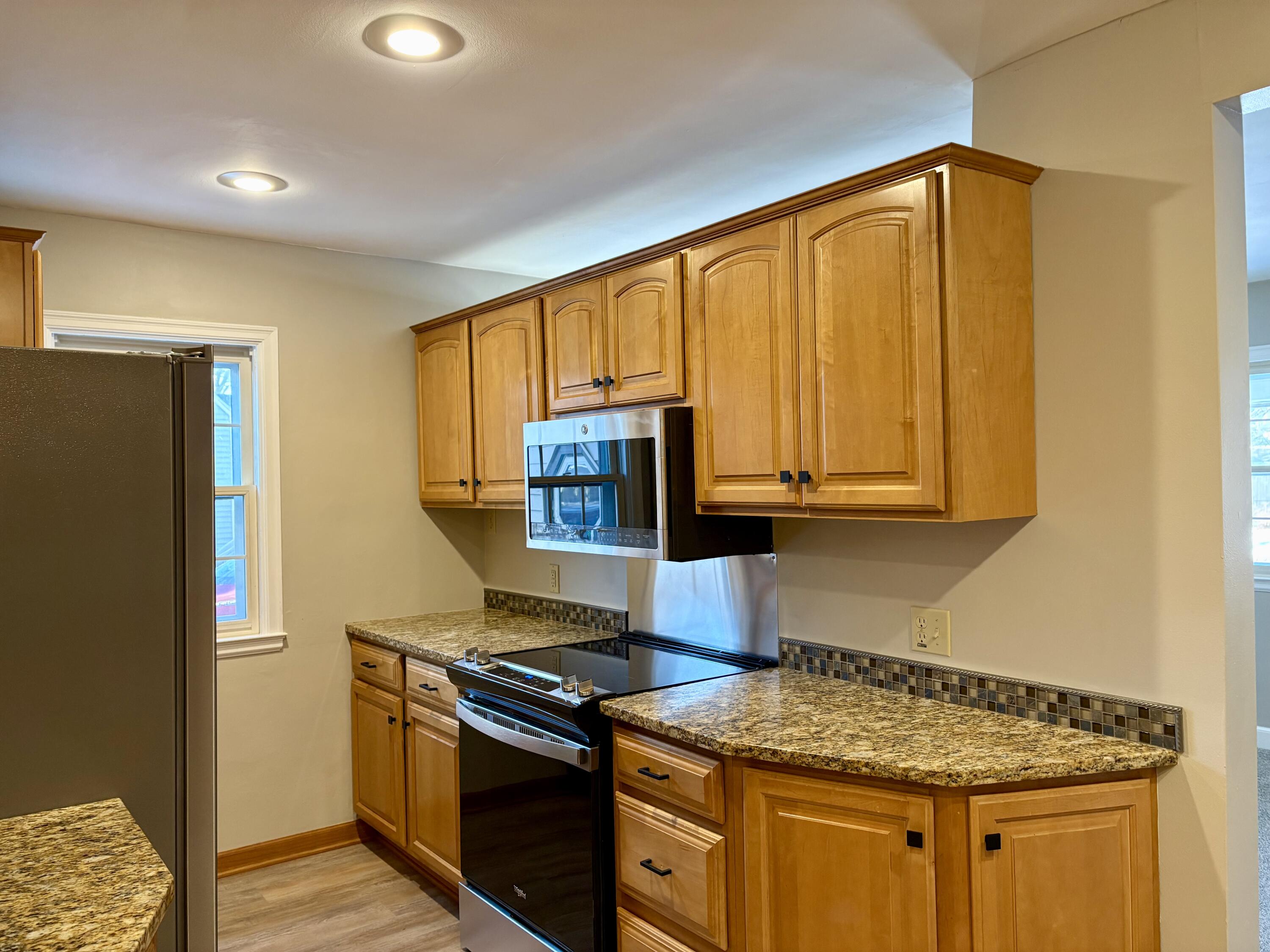 3315 School Street Two Rivers, WI 54241 - Photo 4 of 28 kitchen