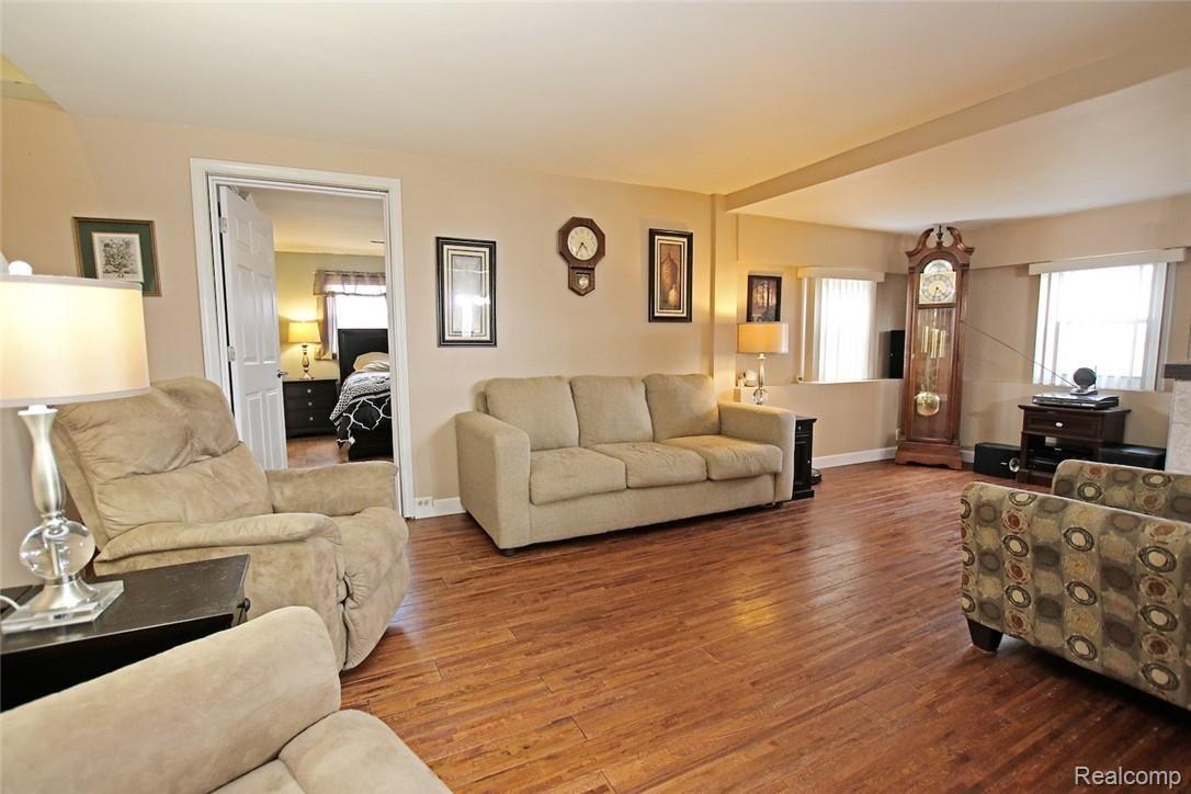 11413 Kipp Road Goodrich, MI 48438 - Photo 9 of 47 9) Living Room.jpg