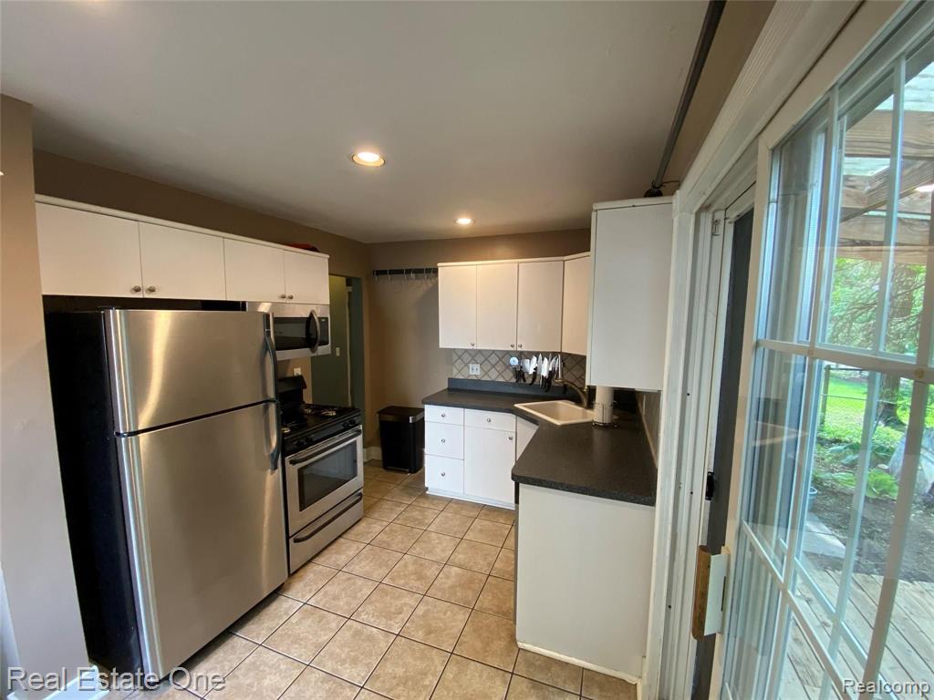 4230 Lanette Drive Waterford, MI 48328 - Photo 11 of 31
