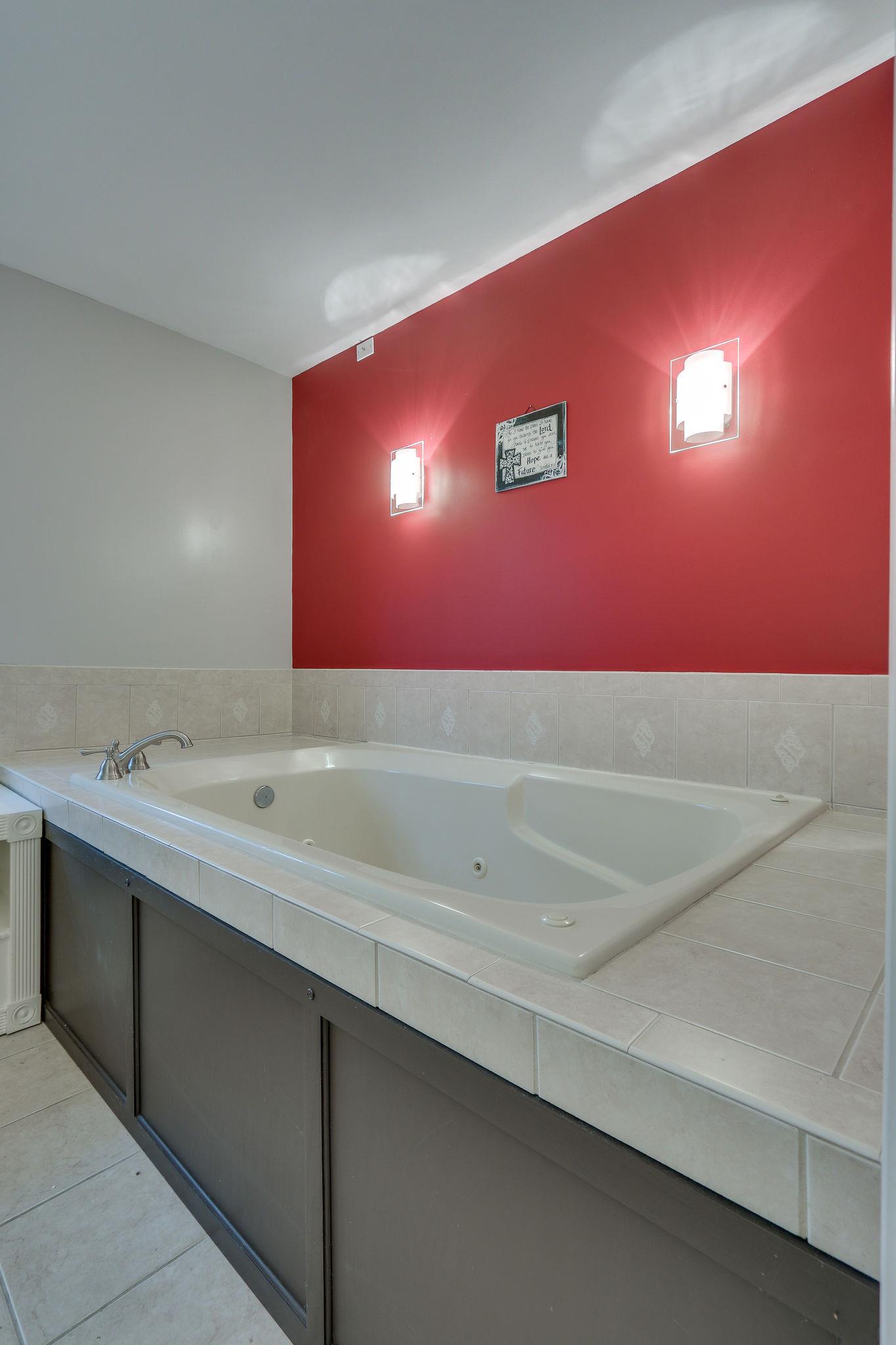 1056 Fitzpatrick Road Nashville, TN 37214 - Photo 25 of 28 Large whirlpool tub