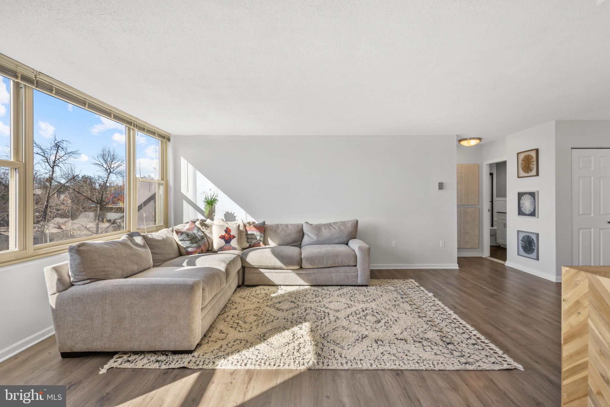 4401 Roland Avenue, Unit 310 Baltimore, MD 21210 - Photo 8 of 24 a living room with furniture and a large window