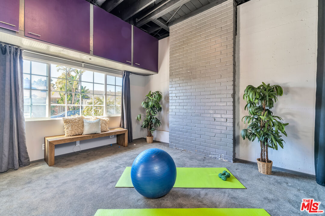 8330 Zitola Terrace Playa del Rey, CA 90293 - Photo 44 of 48 a room with furniture and a potted plant