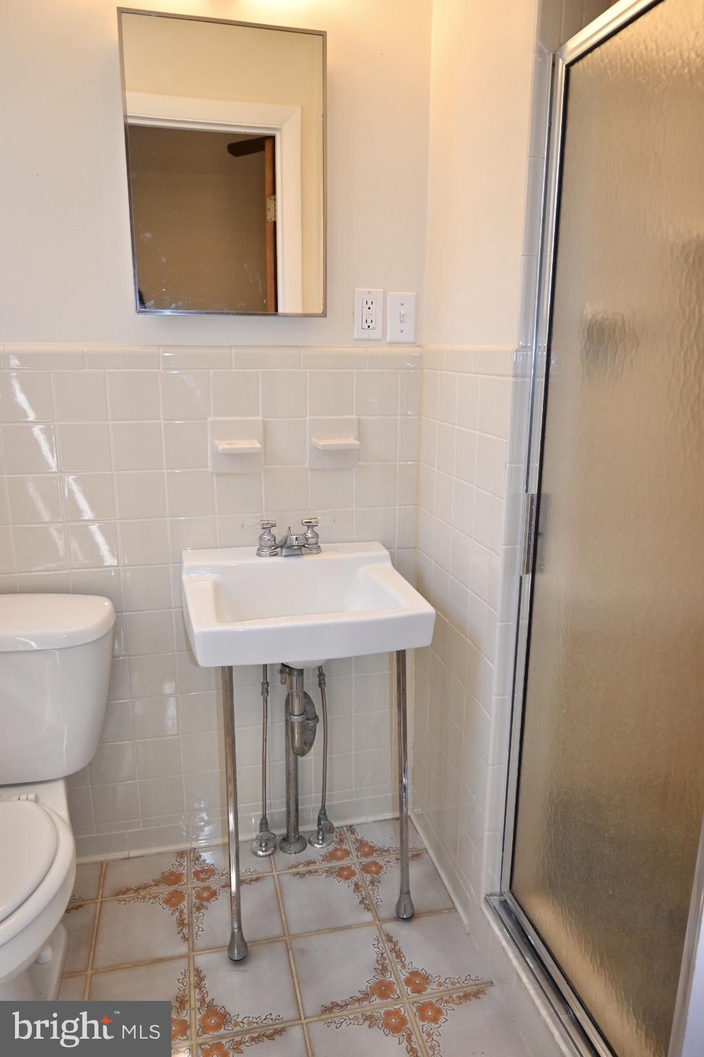 112 Valley View Avenue Edgewater, MD 21037 - Photo 10 of 22 Primary Suite Bathroom