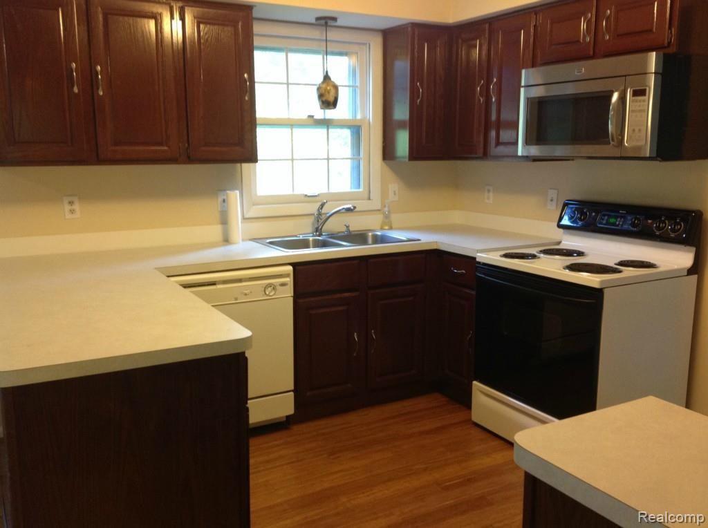 9340 Tower Road South Lyon, MI 48178 - Photo 9 of 32 IMG_2890.jpg