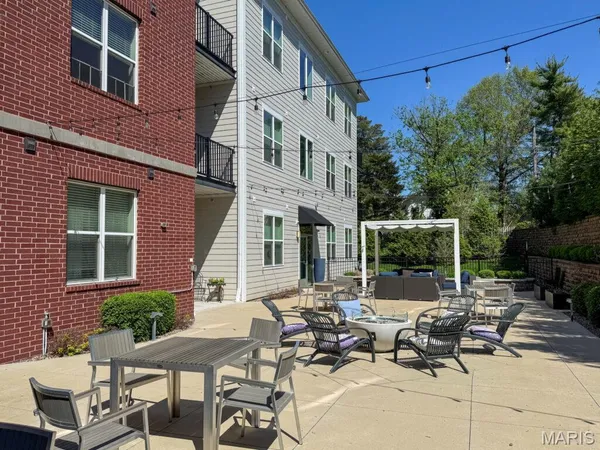 $2,332 | 226 East Lockwood Avenue, Unit 208, St. Louis, MO 63119