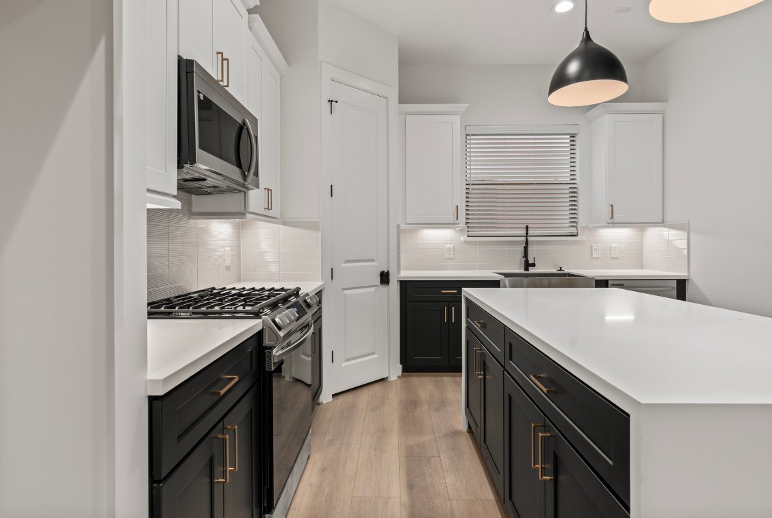 816 Curtin Street, Unit D Houston, TX 77018 - Photo 19 of 30 a kitchen with a sink stove and microwave