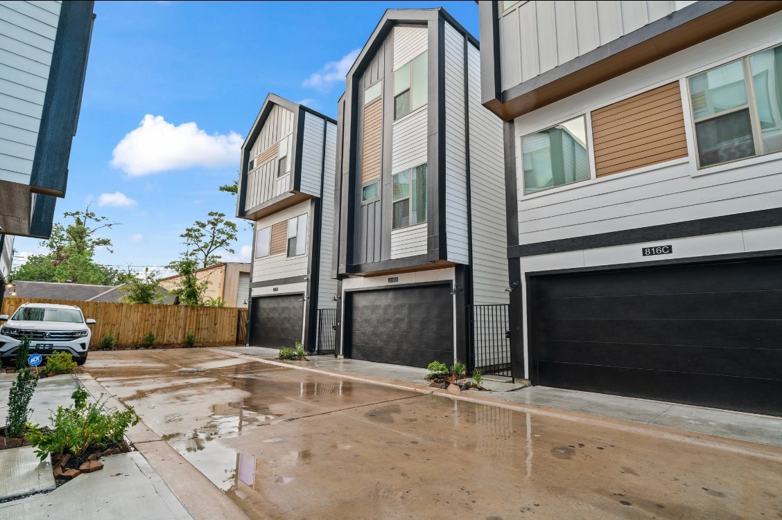 816 Curtin Street, Unit D Houston, TX 77018 - Photo 28 of 30 a backyard of a house