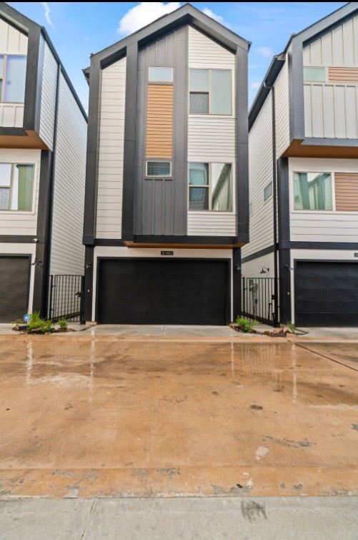 816 Curtin Street, Unit D Houston, TX 77018 - Photo 29 of 30 a front view of a house with a road